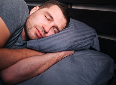 Posição para Dormir Importa? Como a postura de lado pode reduzir episódios de apneia do sono 